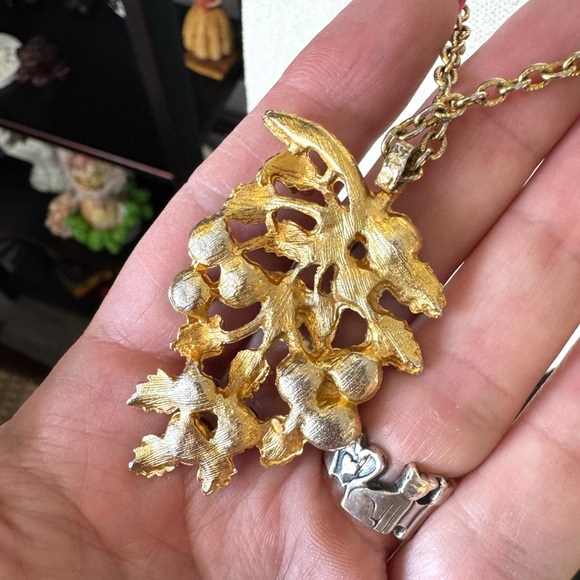 Vintage Grapes and Leaves Gold Pendant Necklace - Picture 8 of 9